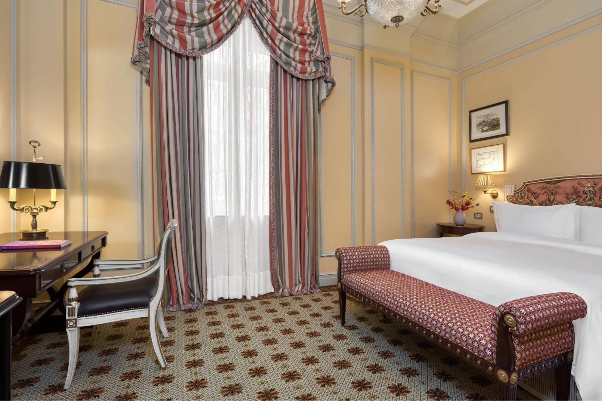Classic Guest room 1 King Courtyard view